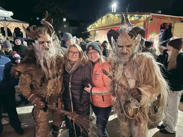 Titelfoto Wiener Neustadt: Die Zeiselmauer Teifl'n zogen am Adventmarkt im Wiener Neustadt umher. Susi und Jenny hatten jedoch von den sehr milde gestimmten Kramperln nichts zu befürchten. | Foto: Zezula