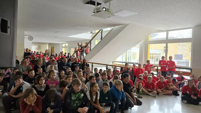 Schüler der NMS Schweiggers mit vielen Besuchern. | Foto: NMS Schweiggers