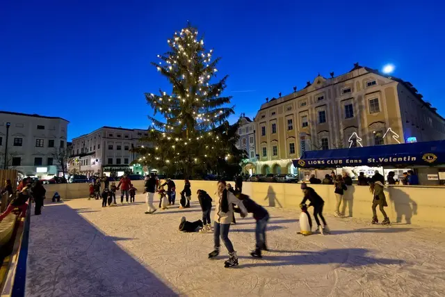 Der Cittaslow Eislaufplatz verwandelt den Ennser Hauptplatz in eine funkelnde Winterlandschaft.

 | Foto:  TSE GmbH