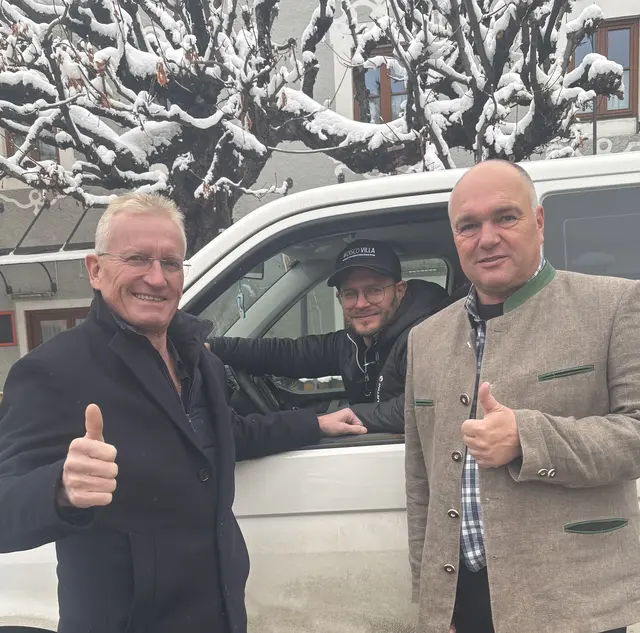 Die beiden TVB-Obleute Erwin Wieland (li.) und Richard Binggl (re.) mit Marco Wirnsperger (Bildmitte) von der Firma Taxi Villa. | Foto: pjw