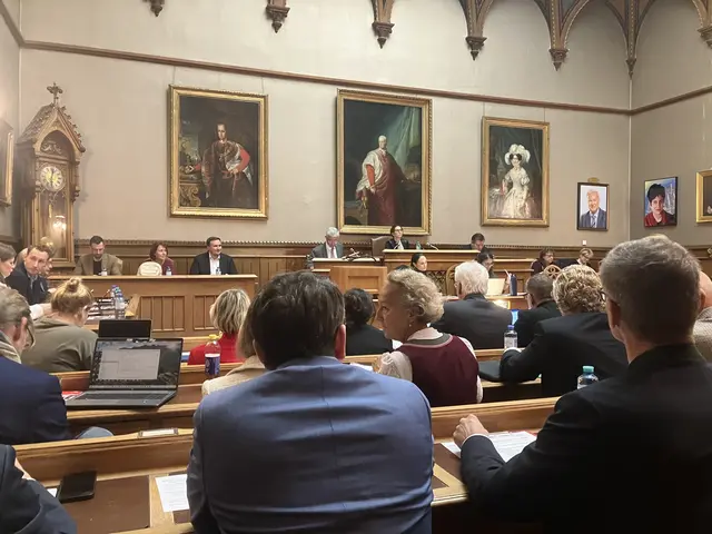 Das Budget für 2026 wurde nur mit den Stimmen der Koalitionsparteien ÖVP, SPÖ und Wir Badener beschlossen. Neos, Grüne und FPÖ waren dagegen | Foto: Stockmann