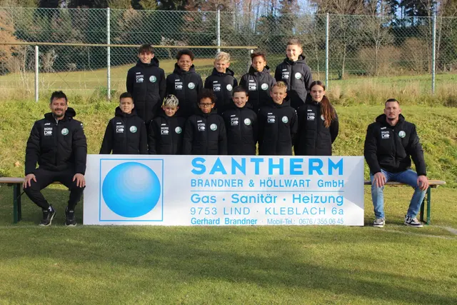 Die Winterjacken stärken den Teamgeist und passen den jungen Kickern aus Lendorf wie angegossen | Foto: Privat