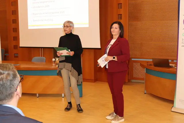 Führten durch den Abend: Melanie Köfeler (r.) und Martina Kanzian. | Foto: MeinBezirk/Chiara Kresse