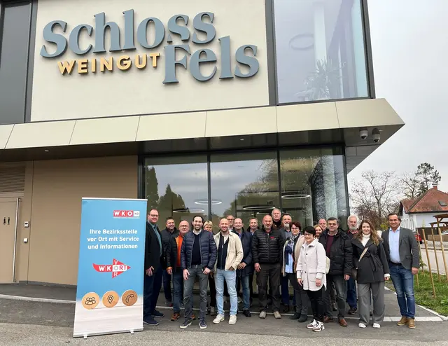 Bezirksstellenleiter Günther Mörth (1.v.l.) und Bezirksstellenobmann Christian Bauer (1.v.r) mit den Teilnehmern. | Foto: WKNÖ