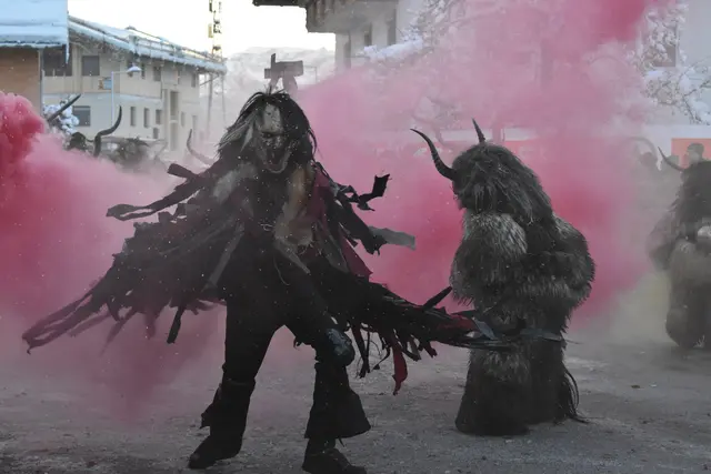 Am 4. Dezember kommen Perchtenpassen für Shows zum Fußballplatz nach Kirchbichl.  | Foto: Barbara Fluckinger