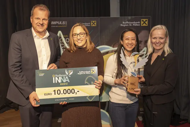 Überglückliche Gesichter gab´s bei der Überreichung des 1. INNA Awards an das Siegerteam in-kind Natalia Ruemmele und Chie Pan durch Thomas Schauer und Ernestine Grießler. | Foto: Raiffeisen