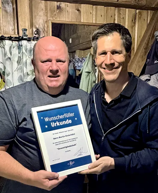 Martin Hinterhölzl (l.) von Florian Aichhorn ausgezeichnet. | Foto: Hinterhölzl