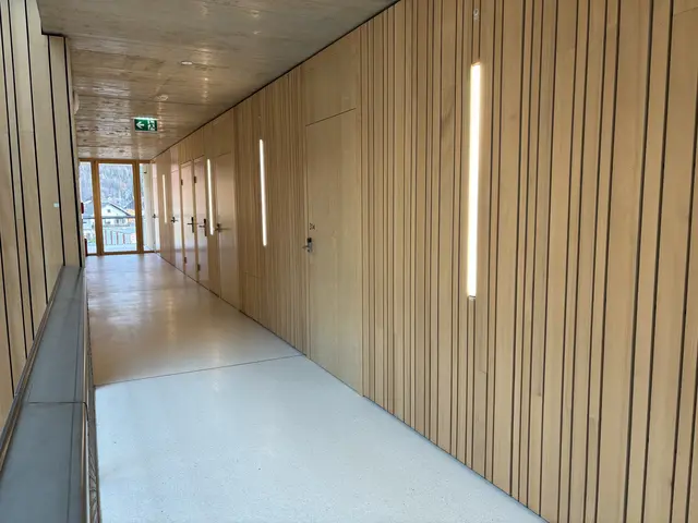 Der Bau ist hell, freundlich und unter Verwendung von Beton, Stahl und Holz errichtet worden. | Foto: MeinBezirk/Angelika Kern