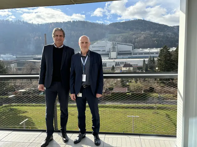 Gunther Prelog, kaufmännischer Geschäftsführer Voestalpine Edelstahl, und Richard Vadllja, Ausbildungsleiter auf der Terrasse; im Hintergrund das Elektrostahlwerk. | Foto: MeinBezirk/Angelika Kern