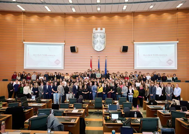 Teilnehmerinnen und Teilnehmer des „Schüler:innenparlaments“ | Foto: NLK Pfeiffer