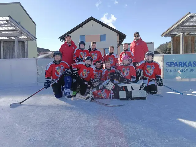 Eine der Nachwuchsmannschaften mit den Trainern Patrick Putz und Gernot Reiterer. | Foto: Milchrahm