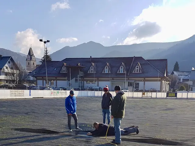 Richard Czelecz mit Helfern beim Flicken eines Kühlschlauches.  | Foto: Hoppl