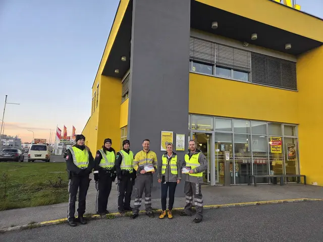 Polizei und ÖAMTC verteilten in Brunn "Flugzettel statt Strafzettel". | Foto: ÖAMTC