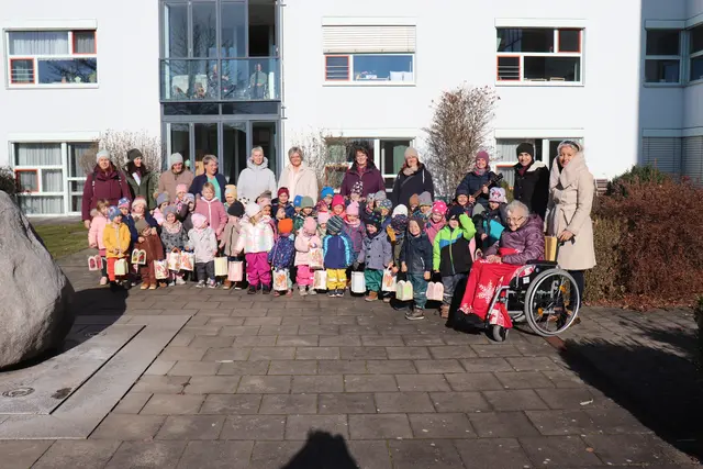 Die Kindergartenkinder des Kindergartens „Puchheimstraße“ in Raabs gemeinsam mit 
Bewohnerinnen und Bewohnern des PBZ  | Foto: PBZ Raabs