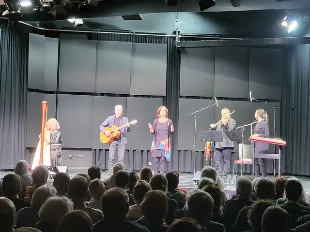 Die Dialektgruppe Findling eroberte in Götzens die Herzen des Publikums.  | Foto: Kathrin Knoflach