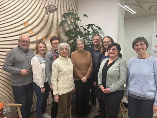 Am Bild von links Franz Baumann (Grüne), Bianca Karr-Sajtarevic (SPÖ), Anneliese Angerer (SPÖ), Helga Davy (Grüne), Klimaforscherin Helga Kromp-Kolb, Michael Harrucksteiner (SPÖ), Bettina Heim (SPÖ), Birgit Ernecker (Grüne) und Christa Bauer (Grüne). | Foto: MeinBezirk Perg/Köck