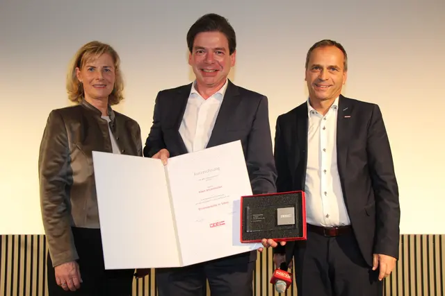 Die Ehrenbedaille in Silber der Wirtschaftskammer überreicht bekam Klaus Aitzetmülller | Foto: Staudinger