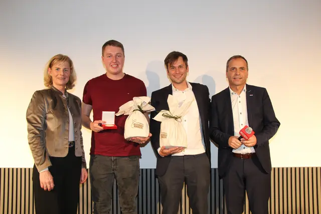 Andreas Landl (2.v.li.) wurde bei den "Austrian Skills 2025" Staatsmeister der Fliesenleger. Darüber gefreut hat sich auch sein Firmenchef, Robert Schnellnberger (4.v.li.)