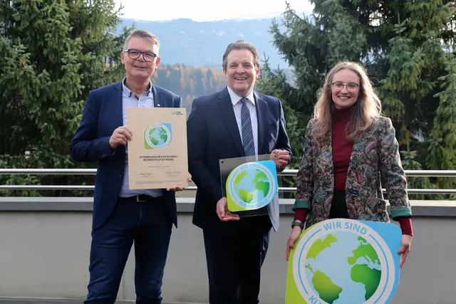 Thomas Wegmayr (Geschäftsführer Rotes Kreuz Landesverband Tirol), LR René Zumtobel (Obmann Klimabündnis Tirol) und Johanna Nagiller (Klimabündnis Tirol) (v. li.). | Foto: Rotes Kreuz Tirol