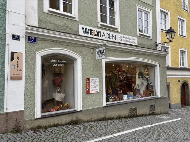 Am 28. November 2025 verhüllt das Schärdinger Weltladen-Team eine Auslage schwarz. "Slogans wie "People over profits" oder "Auf Menschenwürde gibt es keine Rabatte" oder "Fair statt mehr" sollen dann sichtbar machen, welche Schattenseiten sich hinter Billigpreisen verbergen. | Foto: MeinBezirk/Michelle Bichler