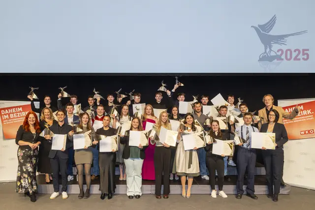 DIe stolzen Landessieger der Tyrol Skills 2025 aus den Bezirken Innsbruck und Innsbruck- Land.  | Foto: Die Fotografen