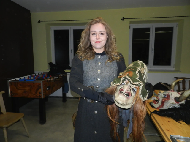 Titelfoto Wienerwald/Neulengbach: Als Hexe verkleidet lief Anna Steinböck beim Perchtenlauf in Asperhofen herum und suchte sich natürlich die schlimmen Kinder heraus. | Foto: Heribert Punz