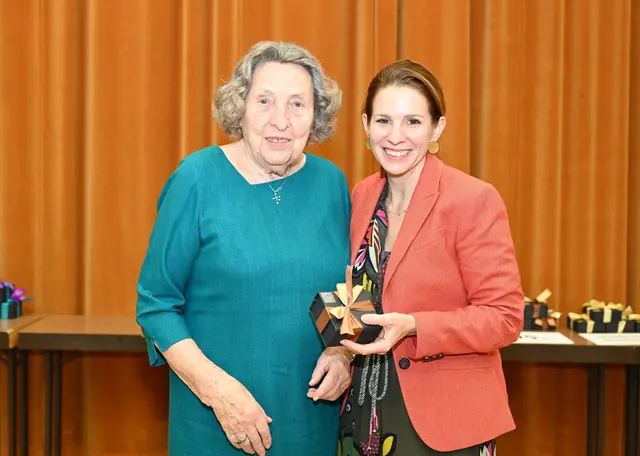 Ingeborg-Juliane Wladasch mit Gratulantin Bürgermeisterin Carmen Jeitler-Cincelli zum 95. Geburtstag. | Foto: 2025psb/sap
