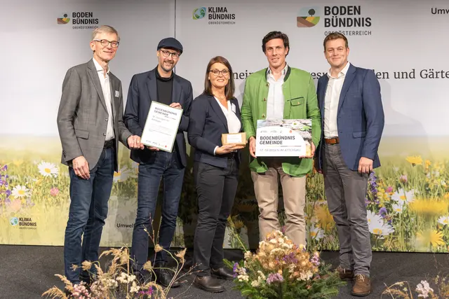 Christian Steiner, Vorstandsvorsitzender Elsa, Norbert Rainer, Geschäftsführer Klimabündnis OÖ, Gerlinde Larndorfer-Armbruster, Projektleiterin Bodenbündnis, Bürgermeister Friedrich Mayr-Melnhof und Landesrat Stefan Kaineder (v.l.). | Foto: Land OÖ/Charlotte Guggenberger