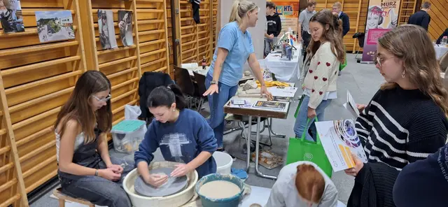 Die Besucherinnen und Besucher sowie die Ausstellerinnen und Aussteller waren begeistert von der gemütlichen Atmosphäre. | Foto: Putz/Hirsch