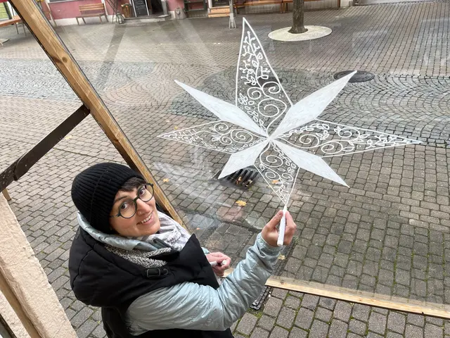 Katrin Limberger bemalt die Schaufenster | Foto: WKO