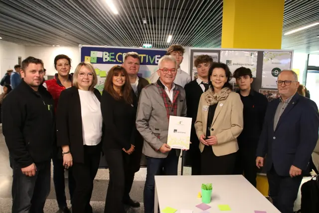 Prominente Besucher: Bürgermeister Gerhard Weil (SPÖ) mit Direktorin Birgit Raab-Pfisterer und dem Scharndorfer Bürgermeister Leopold Zwickelstorfer (ÖVP).  | Foto: bebruck