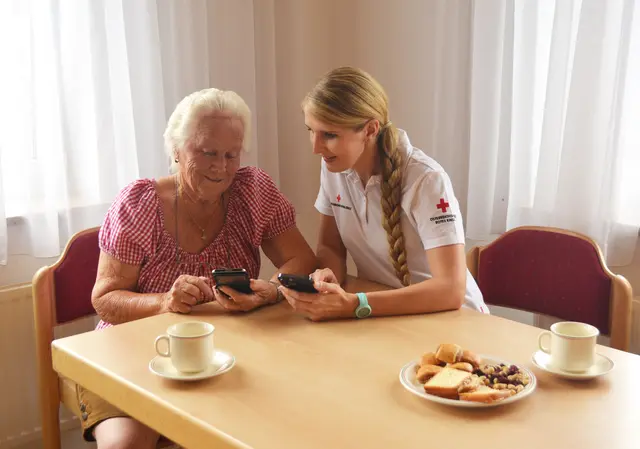 Beim Digital-Training bauen die Teilnehmer:innen Schritt für Schritt Berührungsängste ab und stärken das Vertrauen in die eigenen Fähigkeiten. | Foto: OÖRK/Silke Pachinger