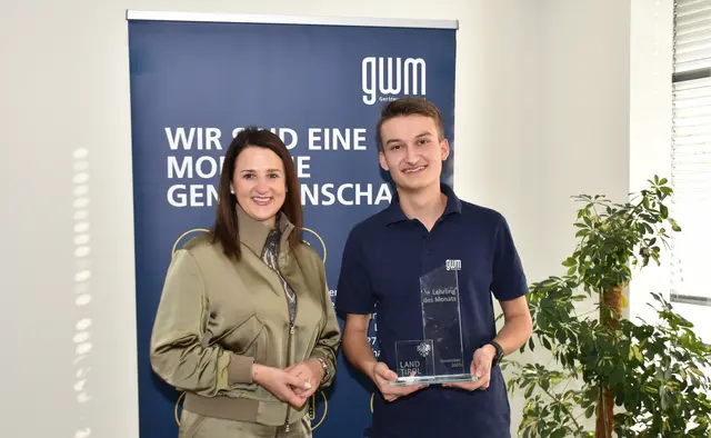 Arbeits- und Jugendlandesrätin Astrid Mair gratulierte Julian Aichner zum "Lehrling des Monats November 2025" im Gerätewerk Matrei. | Foto: Land Tirol/Gerzabek
