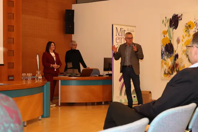 Danach folgte Weißensteins Bürgermeister Harald Haberle mit der Präsentation des Dorfplatzls in der Gemeinde. | Foto: MeinBezirk/Chiara Kresse