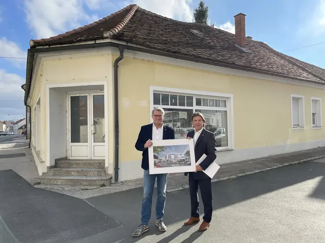 Alfred Kollar und Gerald Guttmann präsentieren das neue Projekt für das Zentrum von Großpetersdorf. | Foto: OSG