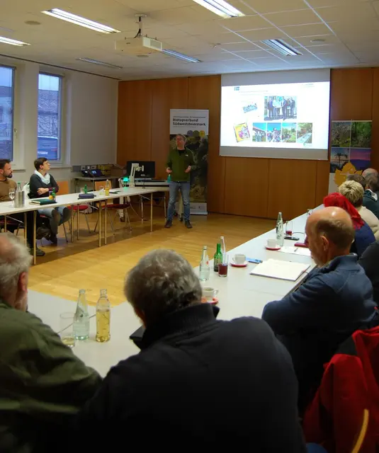 Grüner Tisch mit Vertreterinnen und Vertreterb aus Jagd, Naturschutz, Fischerei, Landwirtschaft und KEM/KLAR!  | Foto: © RMSW_KS