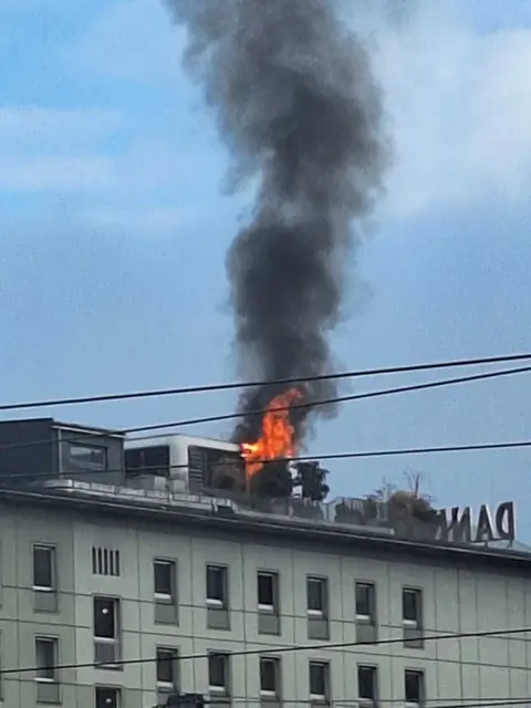 Große Rauchwolken über dem Hotel Daniel.  | Foto: Irmgard Vodenik