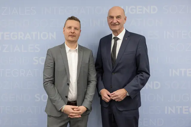 Gerhard Braun, Leiter der Integrationsstelle OÖ und Integrations-Landesrat Christian Dörfel.  | Foto:  Land OÖ/Lina Spenlingwimmer