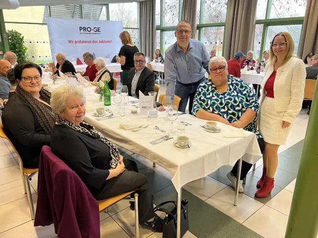 Nach dem Festakt gab es gemütliches Zusammensitzen beim Mittagessen. | Foto: Wolfgang Dolesch