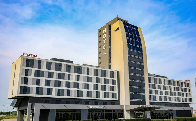 Das Pannonia Tower Hotel in Parndorf bekommt 2028 Zuwachs.  | Foto: Stefan Gruber