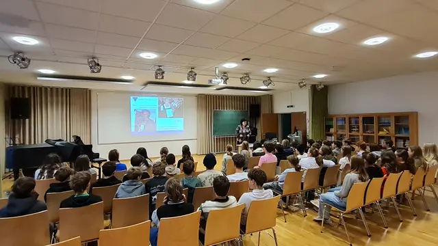Bildtext: Die 48 Schüler:innen waren fasziniert von der Geschichte der 11-jährigen Hermine Liska.

(Foto FMZ)
