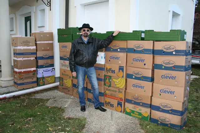 Die Lebensmittelboxen werden an Bedürftige verteilt. | Foto: Robin der Künstler