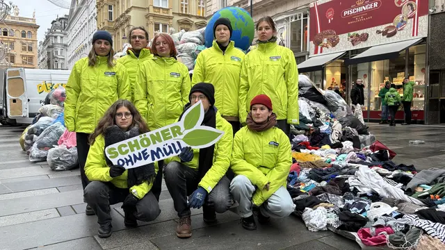 Passend zum „Black Friday“ organisierte die Umweltschutzorganisation Global 2000 gemeinsam mit Caritas der Erzdiözese Wien und der Volkshilfe Wien eine Aktion gegen Billigmode. | Foto: Andreas Pölzl/MeinBezirk