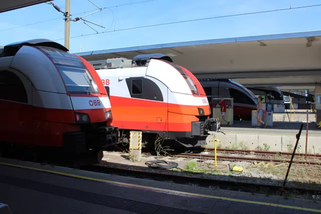 Von 27. November bis 12. Dezember werden aufgrund von Modernisierungsarbeiten auf der Nordbahn die REX1-Züge umgeleitet.  | Foto: APA-Images / Karl Schöndorfer