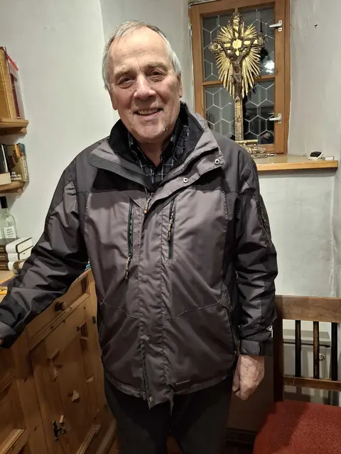 Kirchenmesner Franz Spildenner betreut die Tulfer Krippe seit Jahrzehnten mit großer Gewissenhaftigkeit und Sorgfalt. | Foto: Gemeinde Tulfes