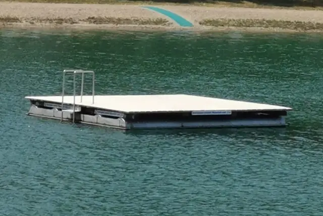 Auch im Freizeit- und Erholungsbereich wurde investiert: Die Sanierung der Badeinsel im Au-Bad wurde abgeschlossen. | Foto: Hohenau