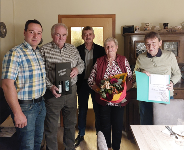 Matthias Kornherr, das Jubelpaar Karl und Gerlinde Gutmayer, Bgm. Erwin Kasper dahinter Thomas Schwarz. | Foto: Gemeinde Pernersdorf