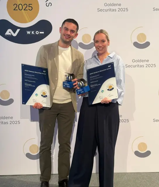 Die Zahnärzte Philipp Kaiser und Theresa Leuteritz-Mihalits freuen sich über die Auszeichnungen.  | Foto: R. Reichhart