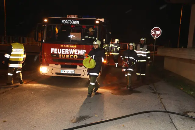 Einsatzkräfte beider Wehren stimmen das Vorgehen für die Personenrettung im verrauchten Gebäude ab. | Foto: Michael Babits