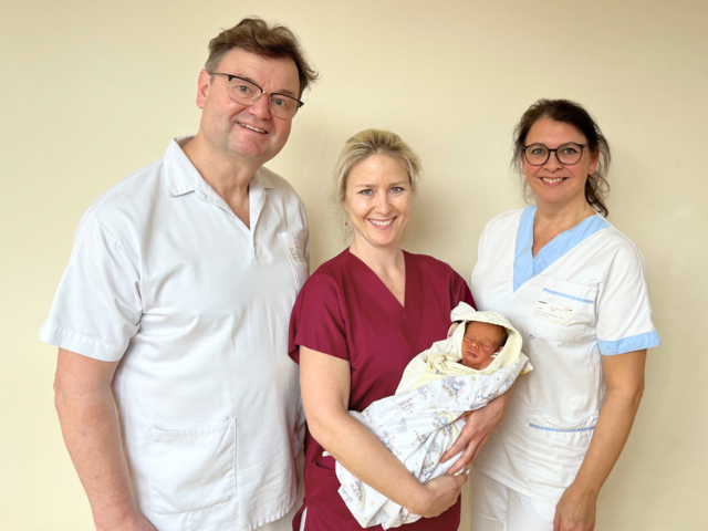 Prim. Lukas Angleitner-Boubenizek, Leitende Hebamme Elisabeth Gruber und Stationsleiterin Marion Kühberger (v. li.). | Foto: OÖG